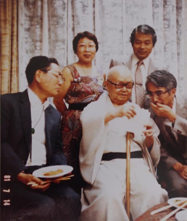 「三つの神の会」の井伏を囲んで。右後ろは若き日の松葉氏。1981（昭和56）年頃（写真提供：松葉襄氏）