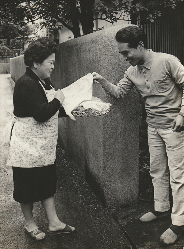40代の頃の谷川さんと近所に住む生活評論家の吉沢久子さん。料理上手の吉沢さんは、よくおかずをおすそ分けしてくれたという（写真提供：谷川俊太郎）