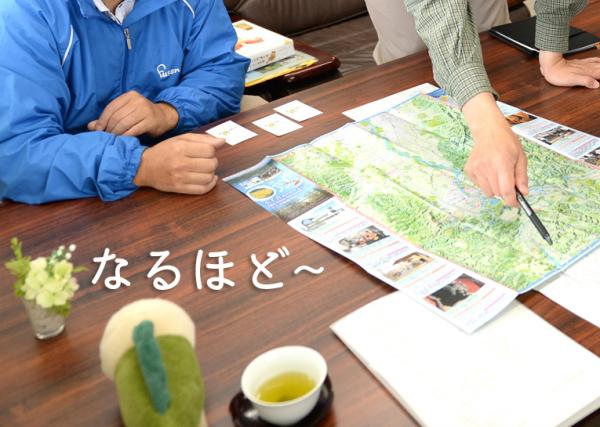 小千谷市役所で、地図を使って地形や見どころを説明してもらう