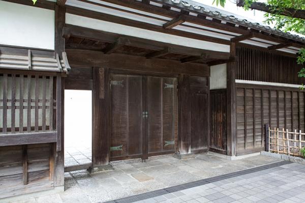 江戸時代に長屋門の建造を許されたのは、多くの場合、上級武士だった