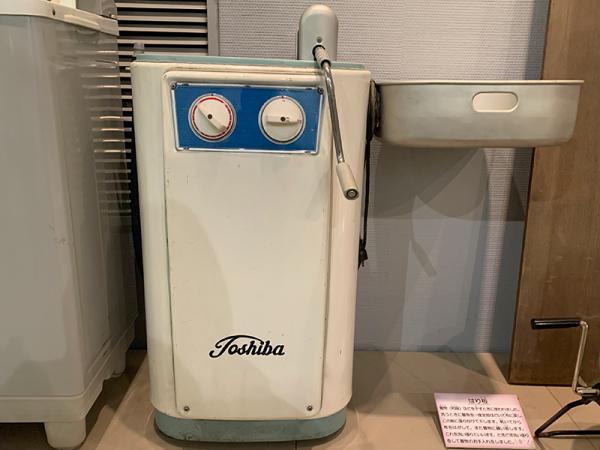 ローラー式洗濯機。昭和30年代に販売されていた（杉並区立郷土博物館所蔵）