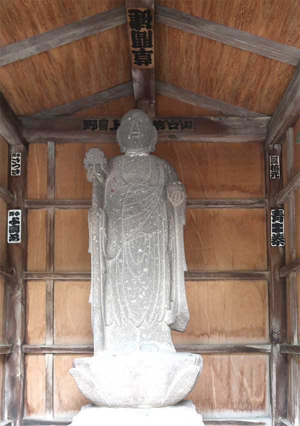 参道入り口にある地蔵菩薩像