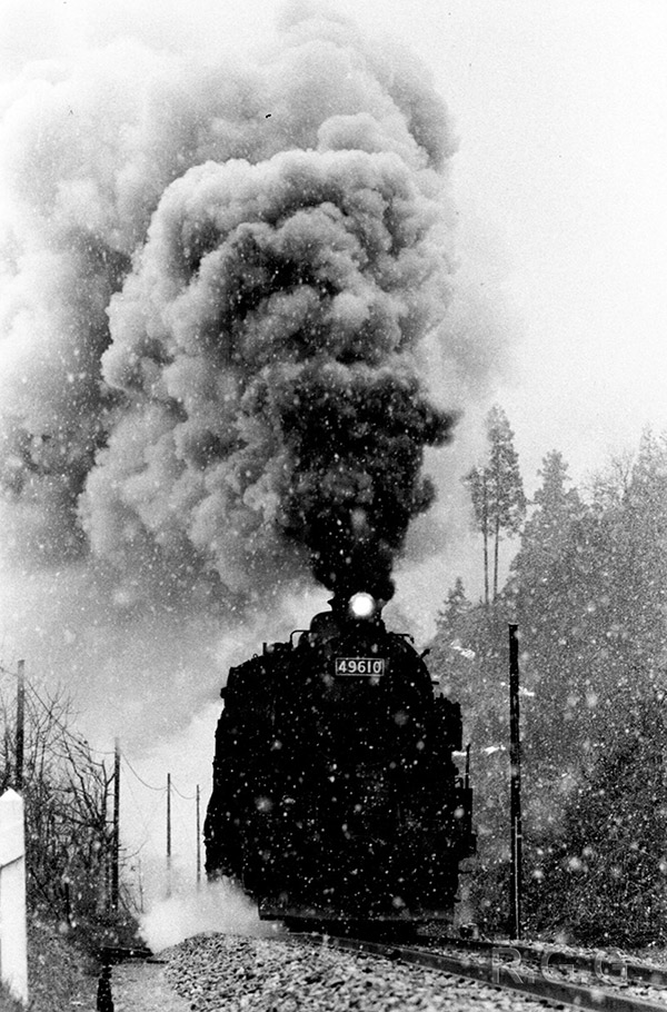 9600形の黒煙が作る迫力の造形美（高山本線　打保ー坂上駅間）。1966（昭和41）年12月９日、荒川好夫さん撮影（写真提供：RGG）