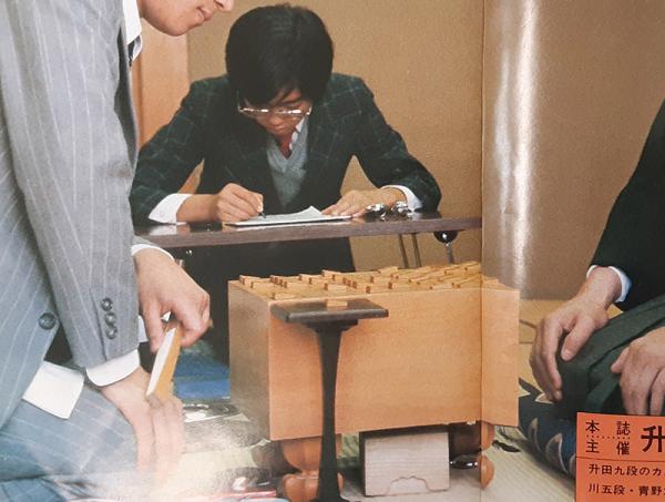 奨励会時代、中学３年になったばかりの小田切さん。1979（昭和54）年４月５日の対局で記録係を務めた（出典：「将棋世界」1979年６月号）