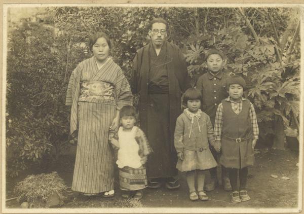 犬田卯、住井すゑ夫妻と子供たち。成宗の家での記念写真（写真提供：牛久市教育委員会）