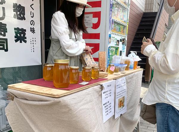 西荻窪の「お惣菜ひらた」の軒先を借りて蜂蜜を販売。ちょっとした行列ができるほどの人気だ