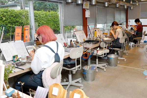 小高ワーカーズベースでは、女性がガラス職人という職を通じて柔軟に働けるハンドメイドガラス事業も展開