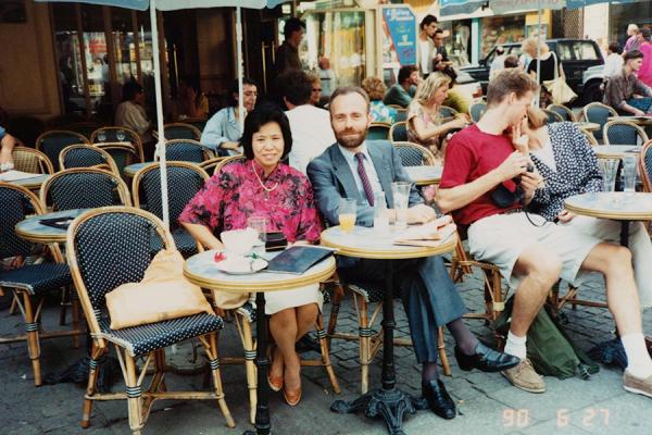 1990年（平成２）にパリで個展を開催。刺繍糸メーカーDMCの日本支店長（当時）を務めていたアランさんとカフェでの一枚（写真提供：相宮慧子さん）