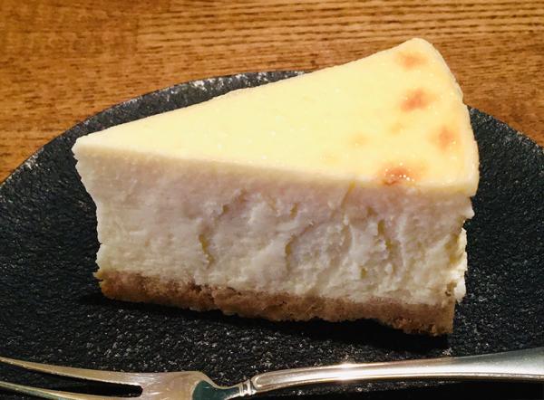 宮澤さん手作りの「チーズケーキ」。南部鉄器の皿は岩手県から取り寄せたもの