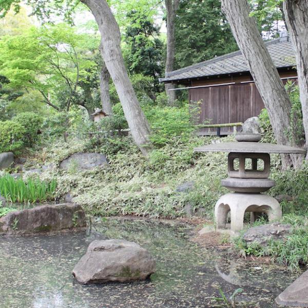 日本庭園にたたずむ林丘亭