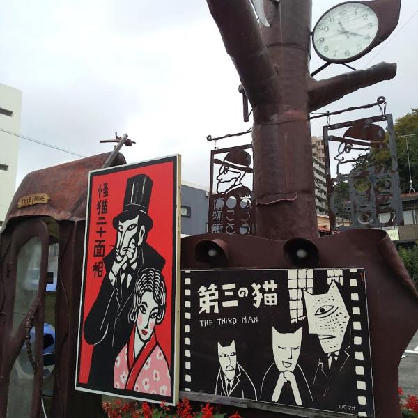 旧青梅街道沿いで見られる、レトロな町に調和する電話ボックスと猫のアート作品