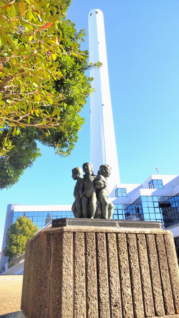 現在の高井戸市民センターと「次世代の子どもたちのための環境」を象徴した子供の像