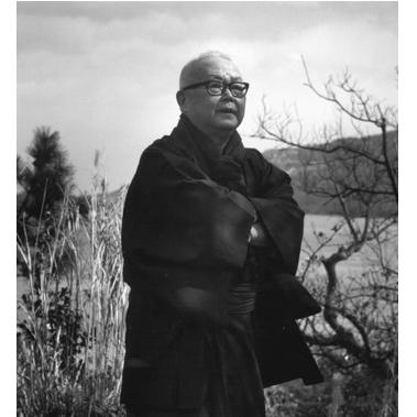井伏鱒二の肖像。1975（昭和50）年、岡山県牛窓にて（写真提供：ふくやま文学館）