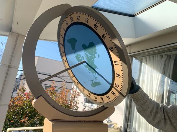2021（令和３）年９月の新制作展用に作成した日時計。「これは木で作った原寸大の見本のようなもので、屋外に設置する場合は耐久性のある素材で制作します」