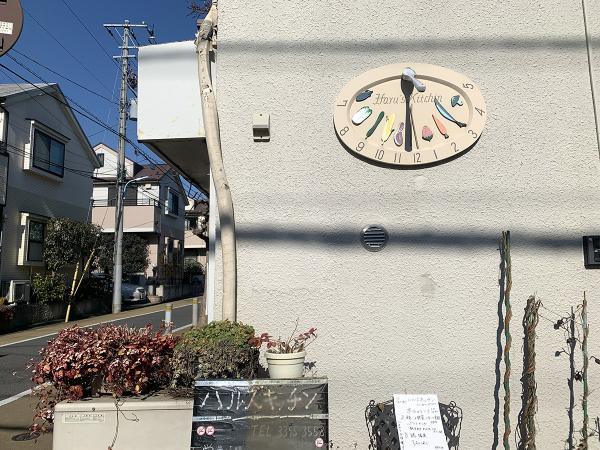 井荻のハルズキッチンにある、小野さん作「レストランの日時計」