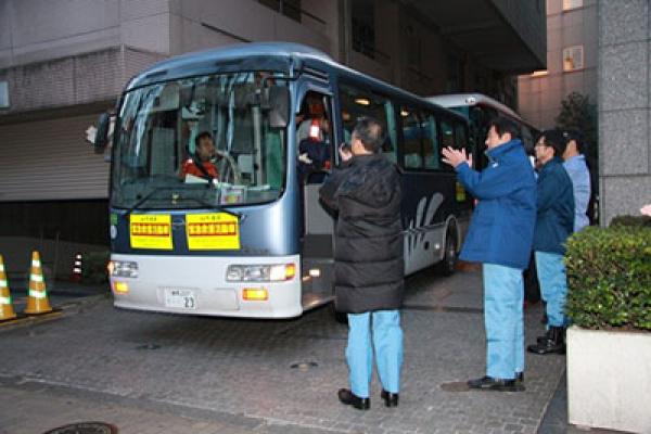 南相馬市へ支援物資を届けるバスが区役所を出発（写真提供：杉並区）