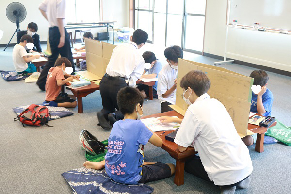 2021（令和３）年、「寺子屋 in 妙法寺」でボランティア活動をするイノベーションコースの生徒たち（写真提供：東京立正中学校・高等学校）