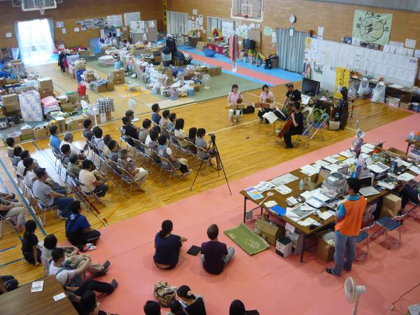 2011（平成23）年、東日本大震災で被害にあった気仙沼を訪問（写真提供：日本フィルハーモニー交響楽団）