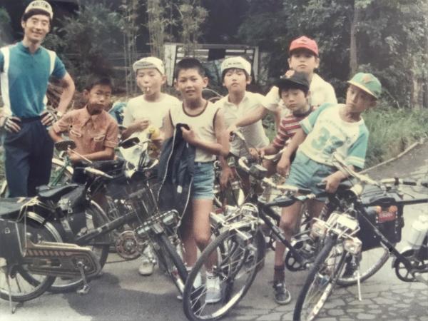 サイクリングの合間に休憩する子供たちと良夫さん（写真提供：和田良夫さん）