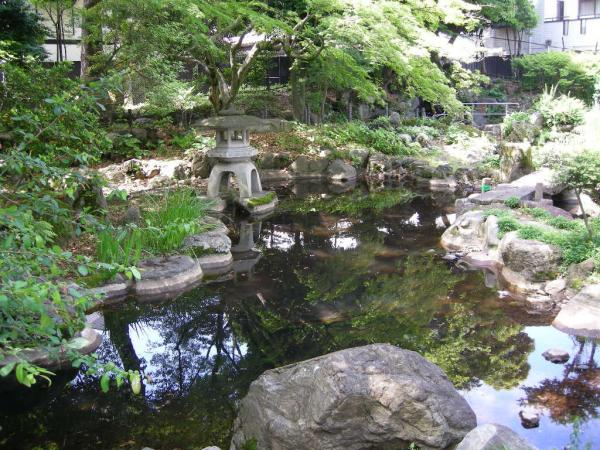 天沼弁天池公園。かつてここにあった池が、桃園川の水源とされる