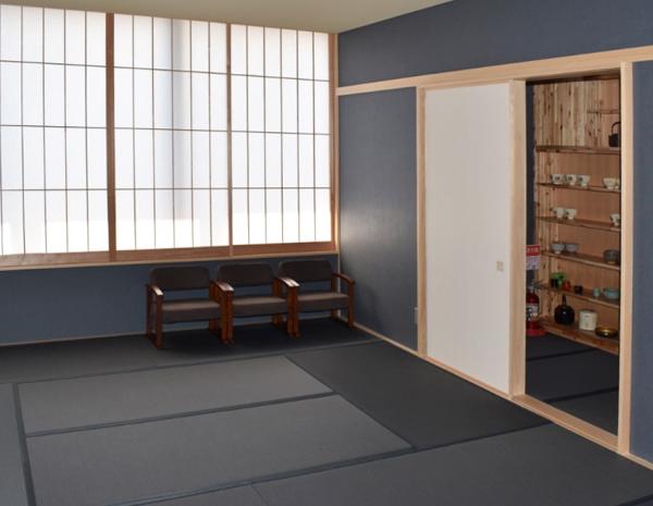 黒い畳のモダンな和室は水屋付き。イ草色の畳を敷いた伝統的な和室もある（写真提供：東急コミュニティー）
