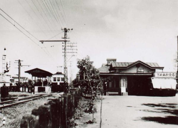 西武新宿線下井草駅（1953（昭和28）年）。初期の駅舎は西向きだった。電車は２両編成程度で、ホームもそれに合わせて短かった（杉並区立郷土博物館所蔵）