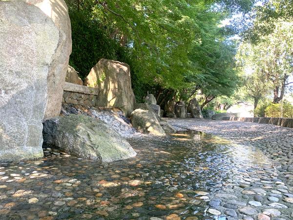 大きな岩が置かれた水遊びスペース（撮影：2021年８月５日）