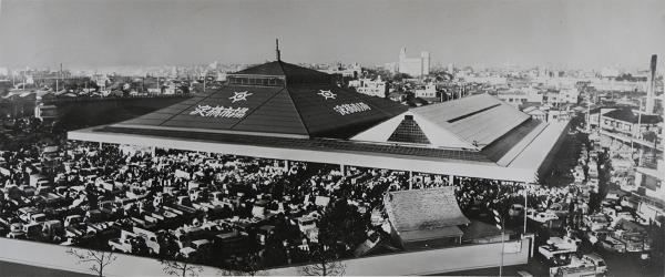 淀橋市場の全景（1969（昭和44）年頃）。三角屋根が戦前の建物の面影を残す（所蔵：東京都中央卸売市場淀橋市場）