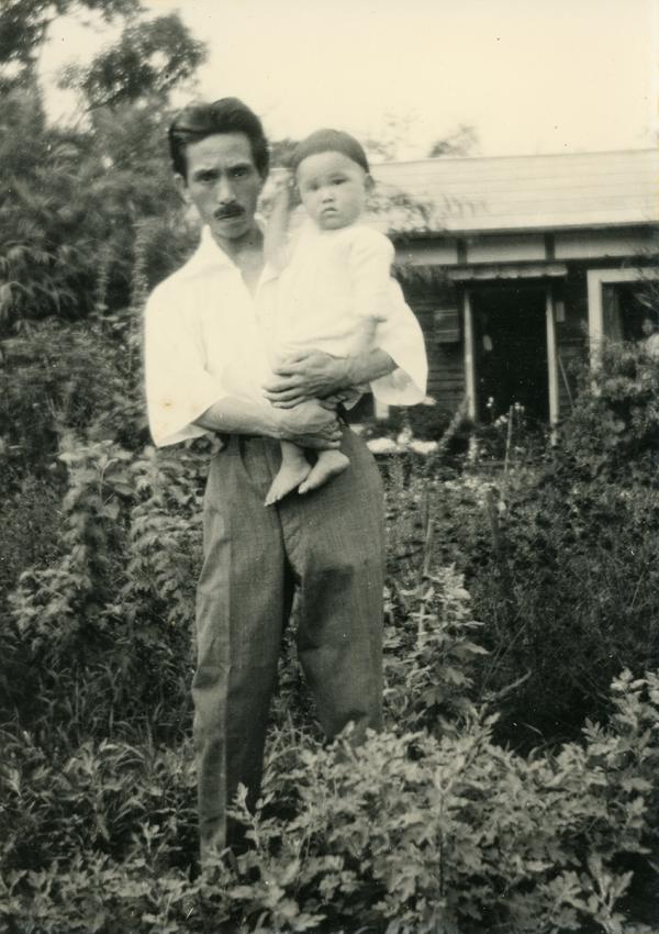 1926（大正15／昭和元）年ごろ、娘・栄子を抱く尾崎（所蔵：杉並区立郷土博物館　〇）