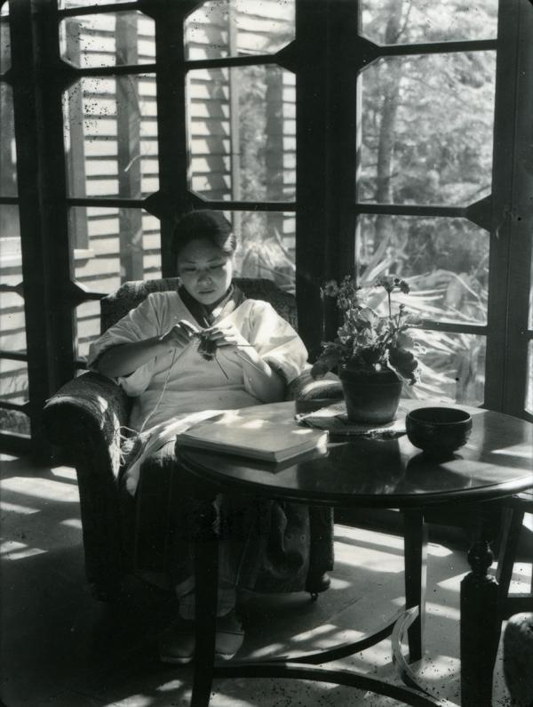 中西悟堂邸で編み物をする妻・實子。1937（昭和12）年に撮影（所蔵：杉並区立郷土博物館　〇）
