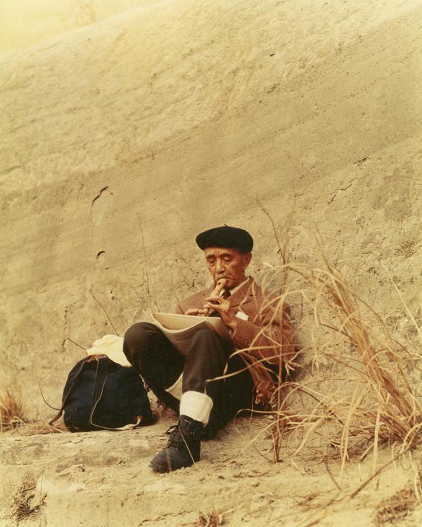 1968（昭和43）年、明月院の裏山でブロックフレーテ（リコーダー）を吹く尾崎（所蔵・杉並区立郷土博物館　〇）