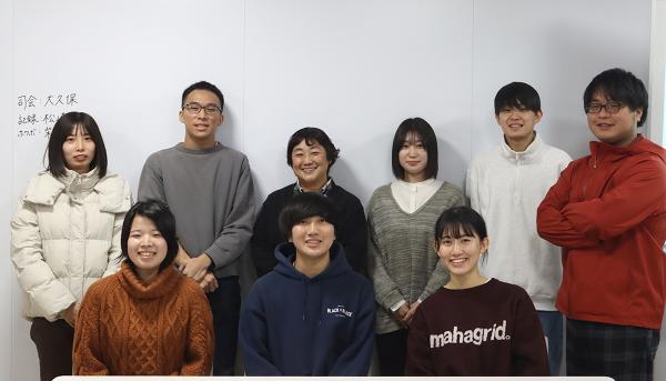 長谷川ゼミ（第１ゼミ）の学生と長谷川万希子教授（後列左から３番目）（写真提供：高千穂大学）