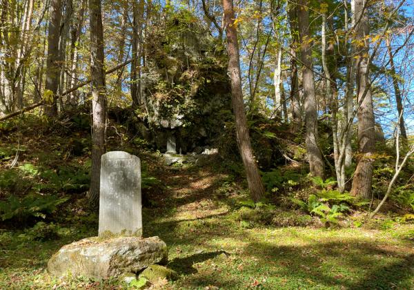 五色沼の周りの100年生のアカマツ林と遠藤現夢の墓碑