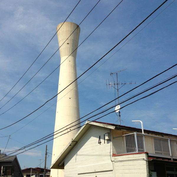 阿佐ヶ谷住宅のシンボル的存在であった給水塔（写真提供：tezuka-factory　撮影：2013年８月）