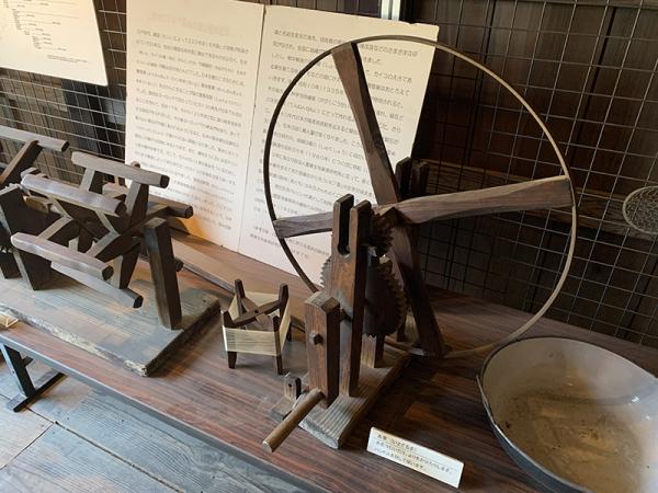 昔の農家で使われていた機織機や糸車などの展示