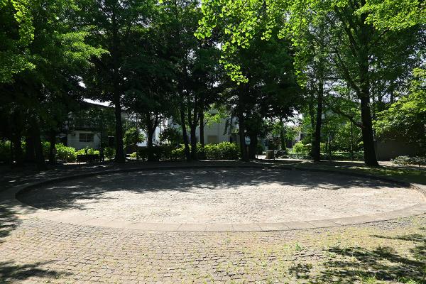 夏季に水遊び場に変わる円形広場