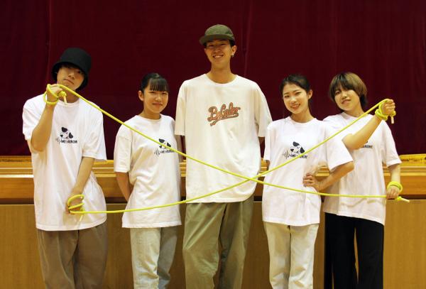 左から、峯悠翔さん、鑓田朱音さん、ryu-sukeさん、小野那都子さん、高橋幸愛さん
