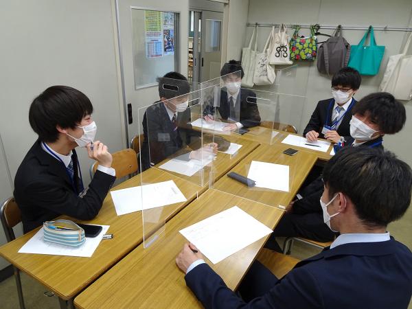 学生たちが教え合うゼミ学習の様子（写真提供：専門学校日本鉄道&スポーツビジネスカレッジ）