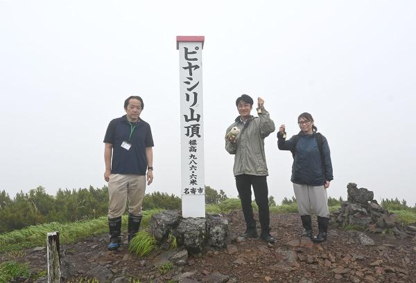 ピヤシリ山を案内してくれた名寄市経済部の池田さん、湯川さん、横山さん