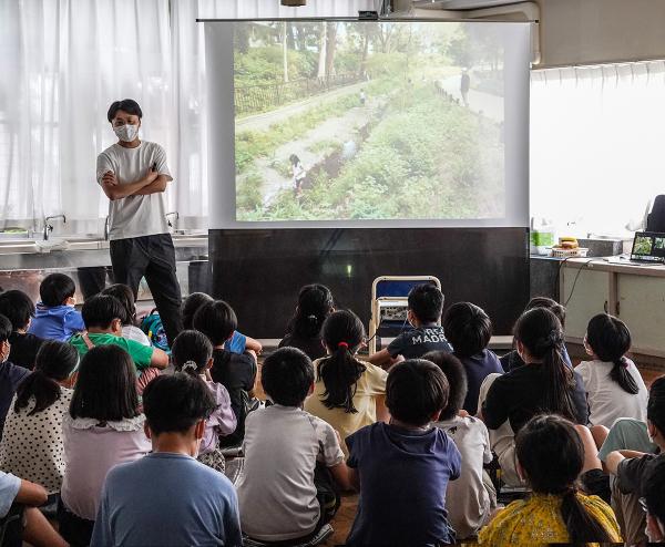 区立井荻小学校の５年生を対象とした出張授業の様子（写真提供：善福寺川を里川にカエル会）
