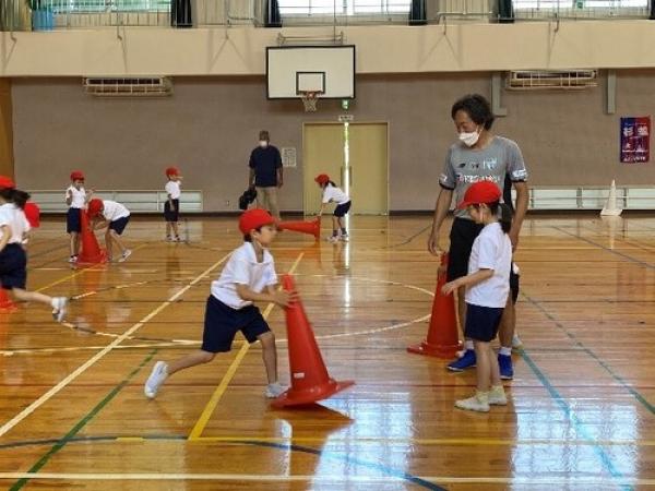 区立堀之内小学校で行われたFC東京のコーチによる出張授業（写真提供：済美教育センター）