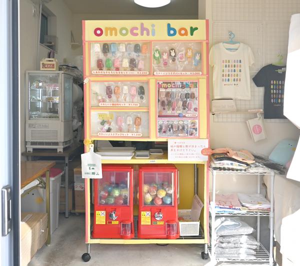 西荻窪駅から徒歩約７分。店の扉を開けると、手作りの自動販売機が登場