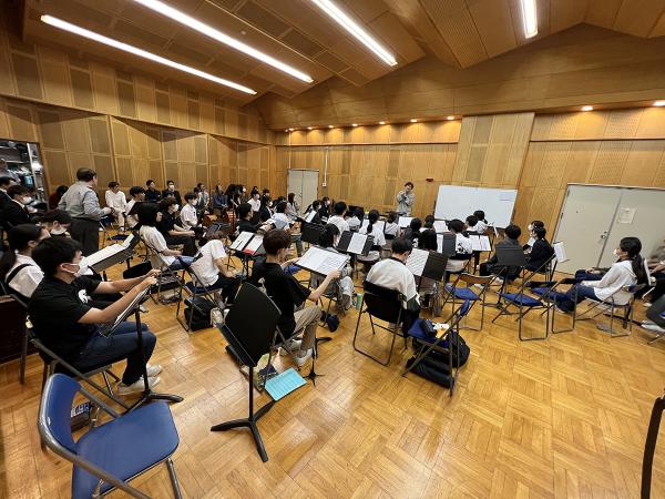 60年以上の歴史がある管弦楽部。東京都交響楽団との特別授業の様子（写真提供：東京都立西高等学校）