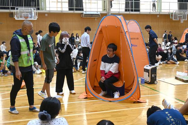 地域と連携した防災訓練。西高が避難所になった時を想定して訓練に励む（写真提供：東京都立西高等学校）