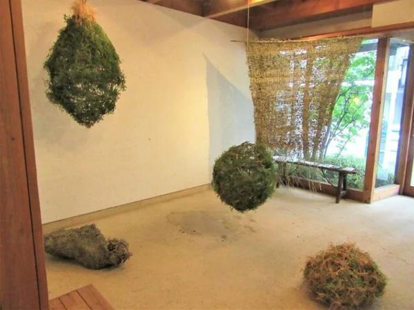 草を編んで作ったアートが、店内に森林の香りを運ぶ。廣谷ゆかり展：2023（令和５）年４月（写真提供：ギャラリーブリキ星）
