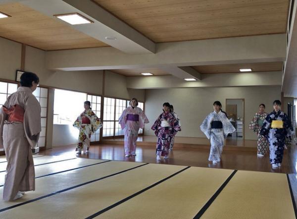 日本舞踊の授業風景。留学生や姉妹校の生徒に披露する機会もある（写真提供：東京都立杉並総合高等学校）