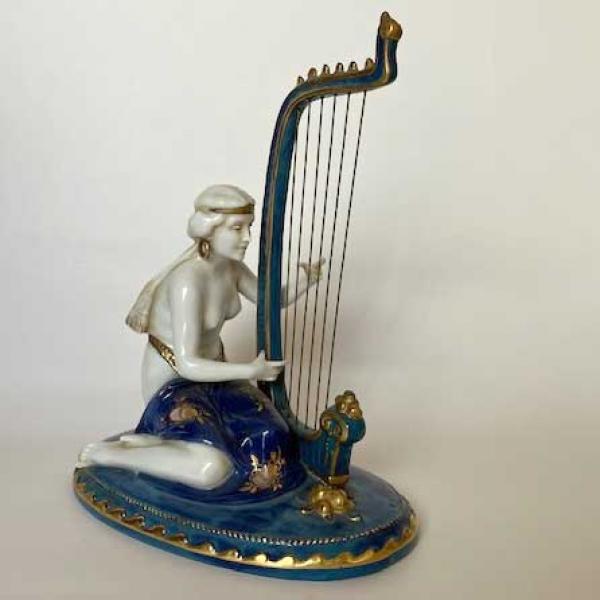 ハープを弾く女性の人形（porcelain doll of a woman playing the harp）