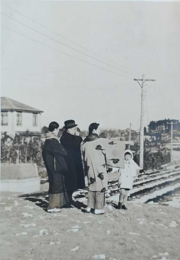 1939（昭和14）年頃、主屋の隣の土地を購入しようと家族で下見に訪れた時の写真（写真提供：中島公子さん）