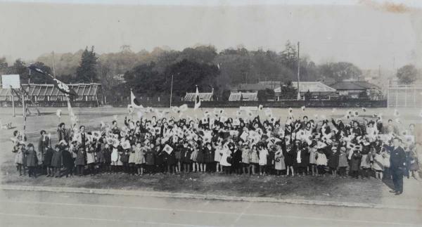 南京陥落奉祝旗行列（1937年）。幼稚園に入園した時に日中戦争が始まった（写真提供：中島公子さん）
