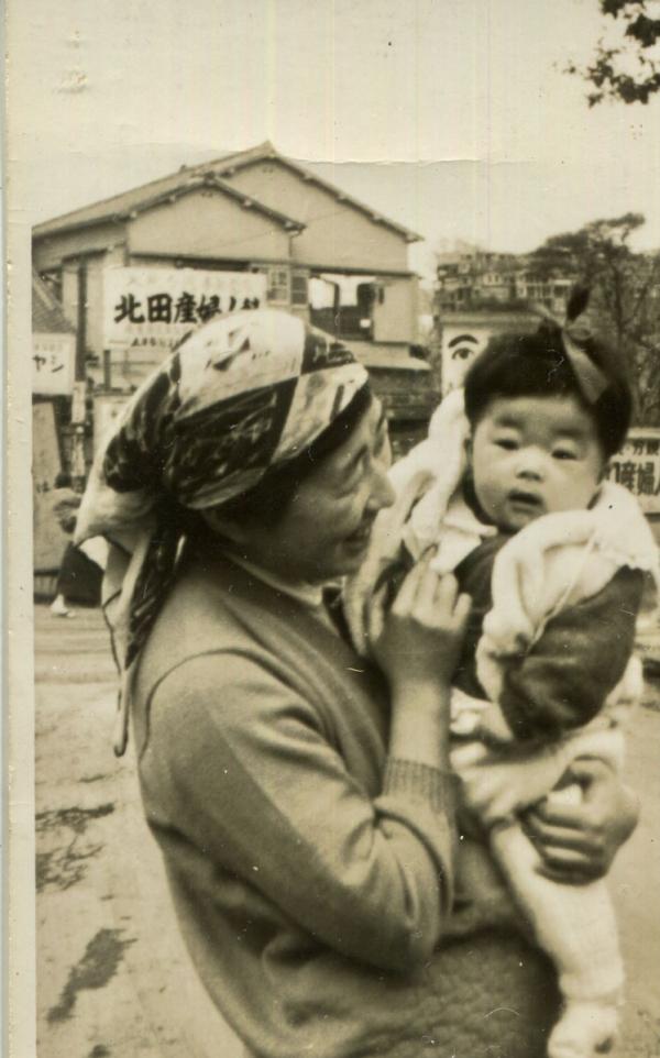 杉並の実家近くで母親に抱かれる岡田さん（写真提供：岡田光世さん）